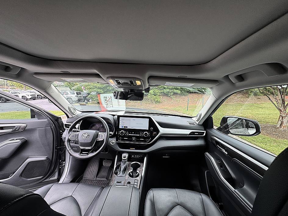 Used 2025 Heavy Metal Toyota Hybrid Platinum image 23