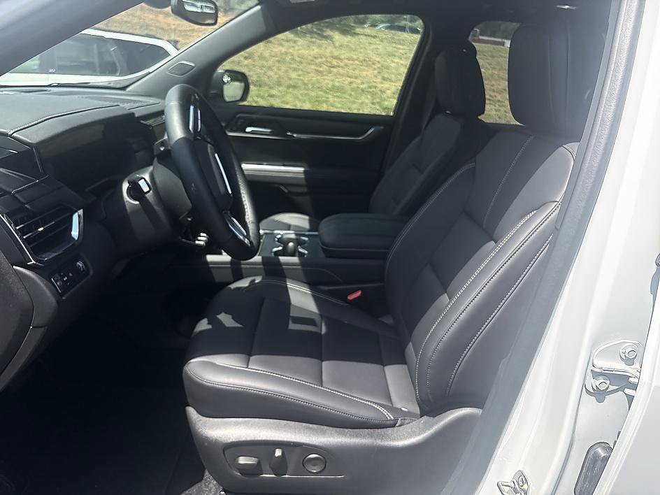 Used 2024 Summit White GMC FWD Elevation image 15