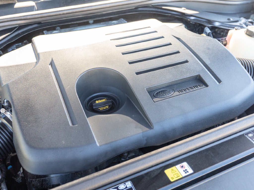 Used 2025  Land Rover SE image 37