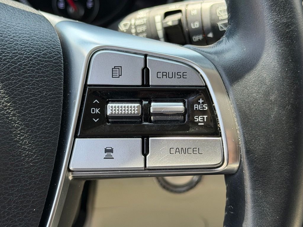 Used 2021 White Kia S image 16
