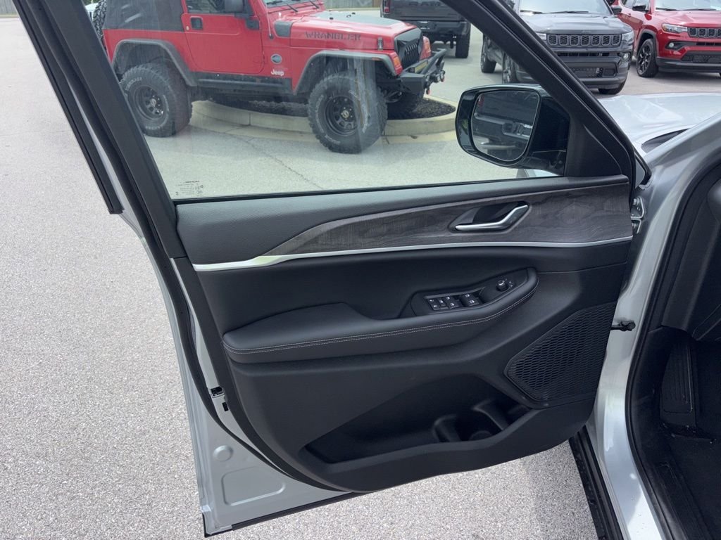 New 2026 Silver Zynith Exterior Paint Jeep Laredo image 21