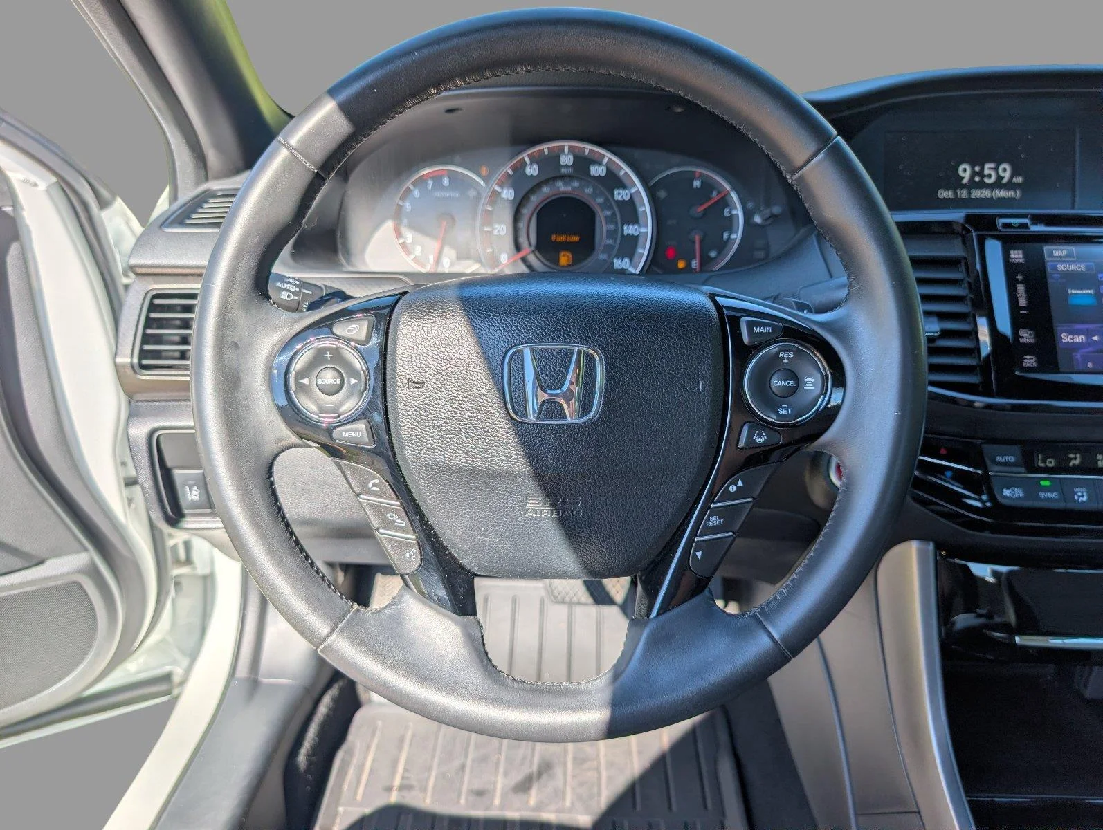 Used 2017  Honda Touring image 29