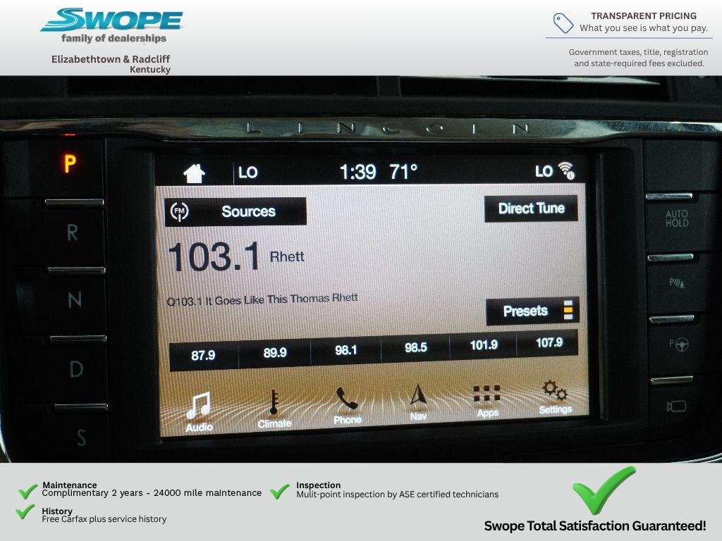 Used 2017 White Platinum Tri-Coat Lincoln Select image 23