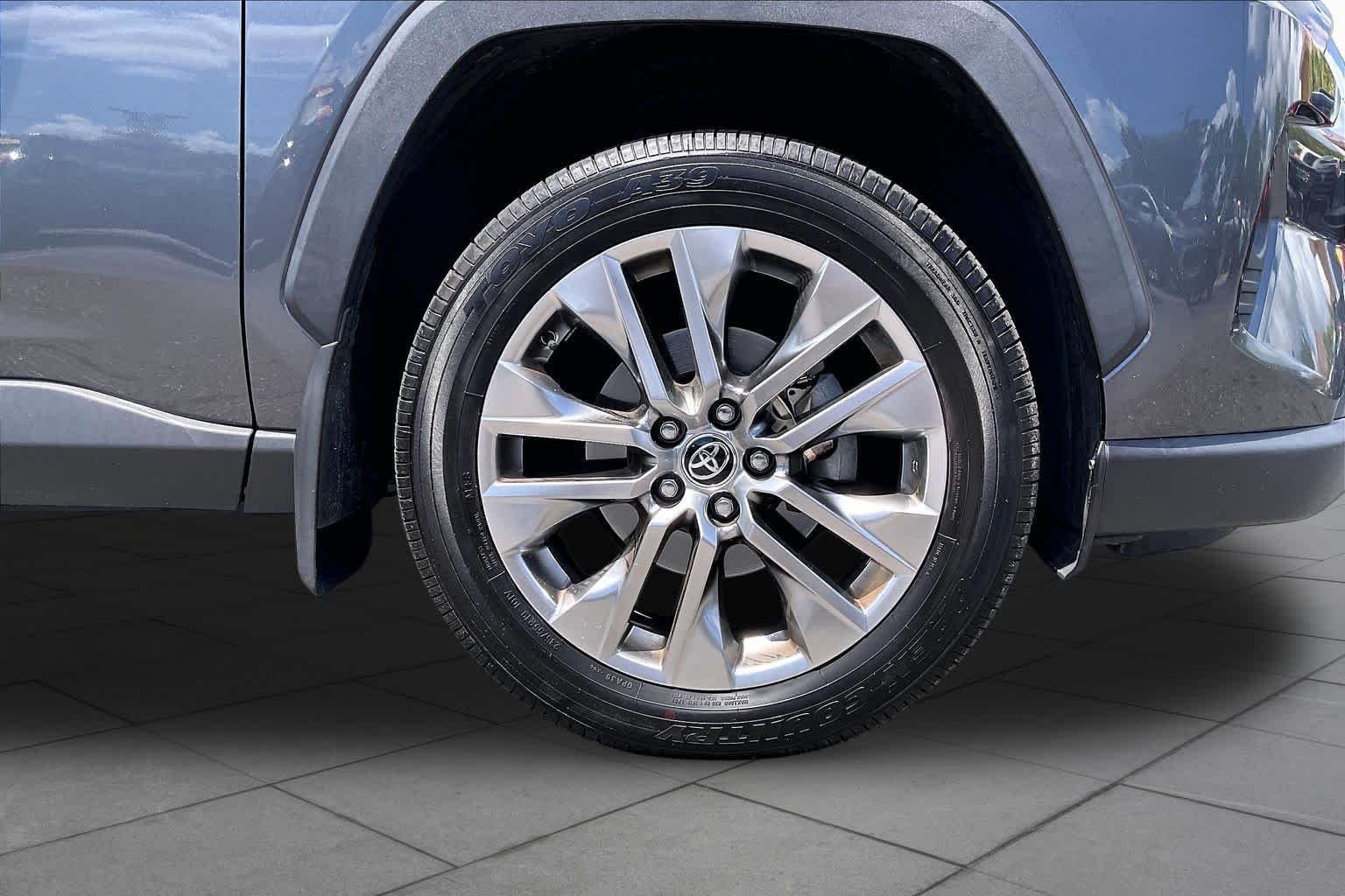 Used 2020 Magnetic Gray Metallic Toyota XLE Premium image 11