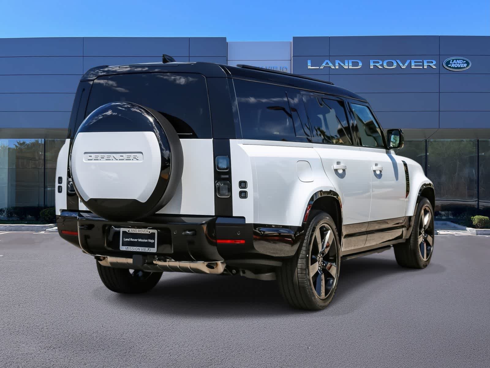 New 2026 Fuji White Land Rover X-Dynamic SE image 4