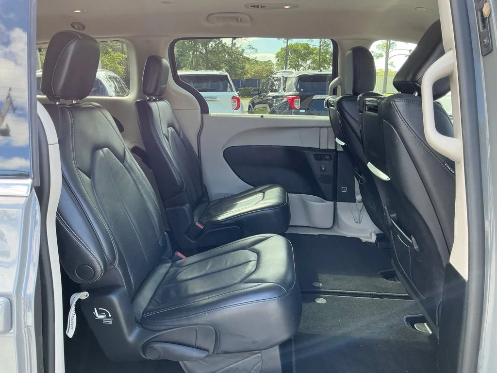 Used 2022 White Chrysler Touring L image 18