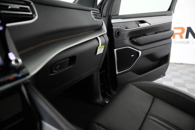 New 2026 High Gloss Black Exterior Paint Jeep Limited Reserve image 16