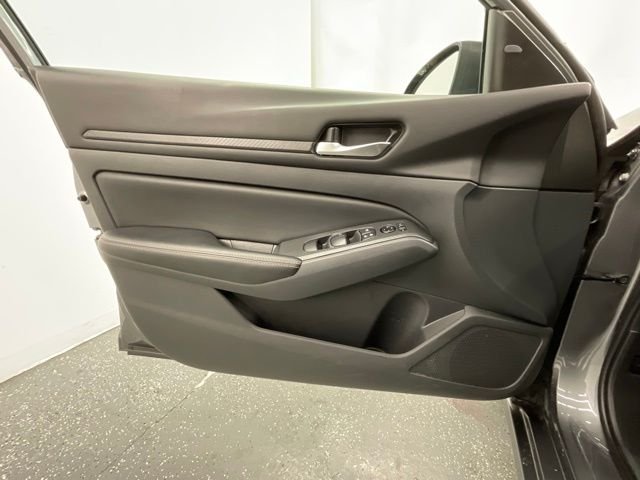 Used 2025 Gray Nissan 2.5 SV image 9