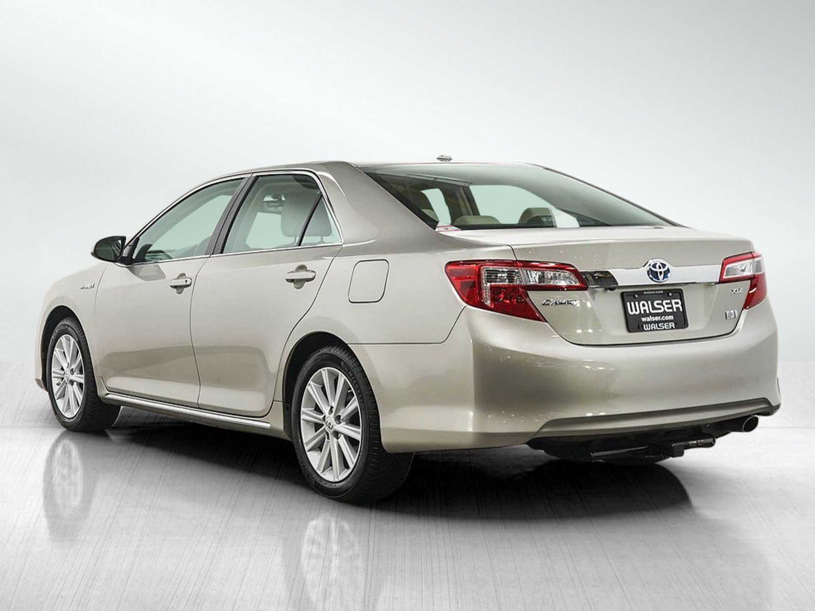 Used 2014 Creme Brulee Mica Toyota 4dr Sdn XLE (Natl) *Ltd Avail* image 4