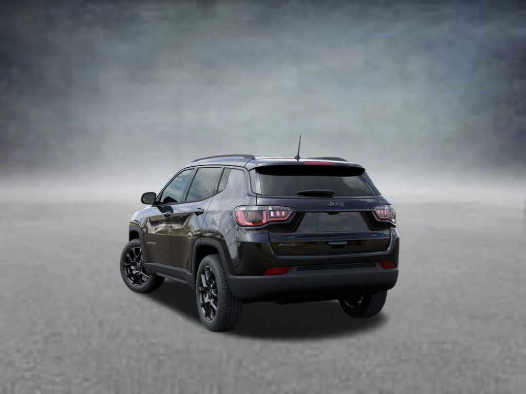 New 2026 Diamond Black Crystal Pearl-Coat Exterior Paint Jeep Latitude image 3