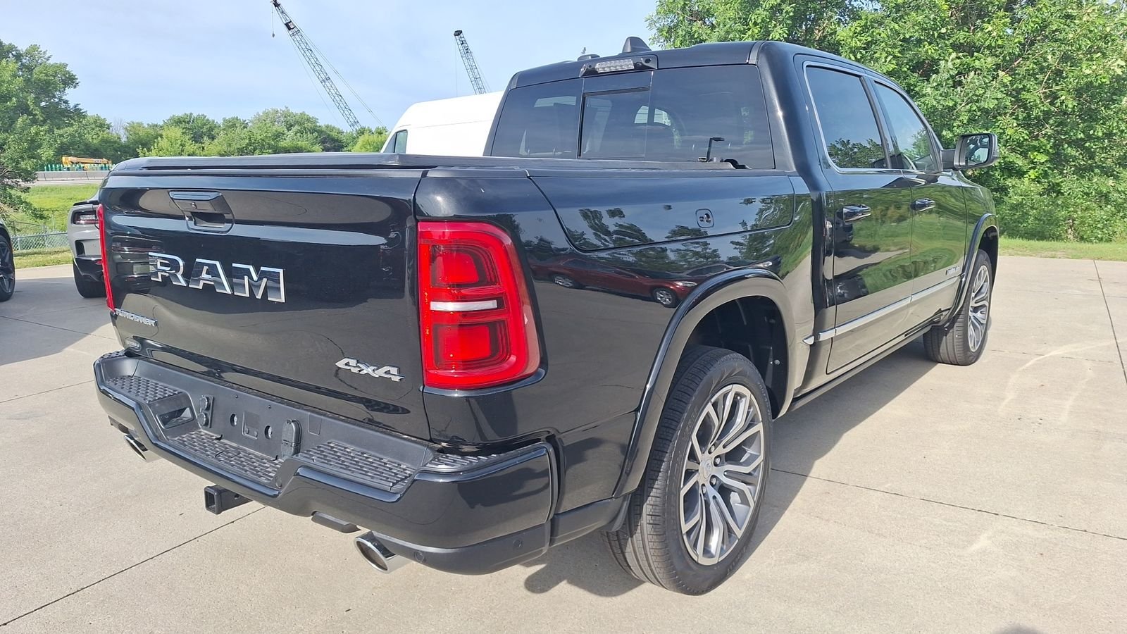 New 2026 Diamond Black Crystal Pearl-Coat Exterior Paint RAM Tungsten image 4