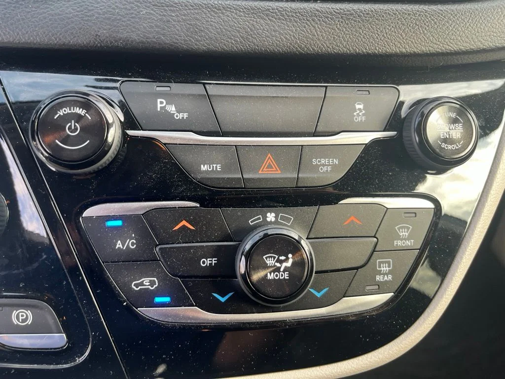 Used 2019 Billet Silver Metallic Chrysler L image 12