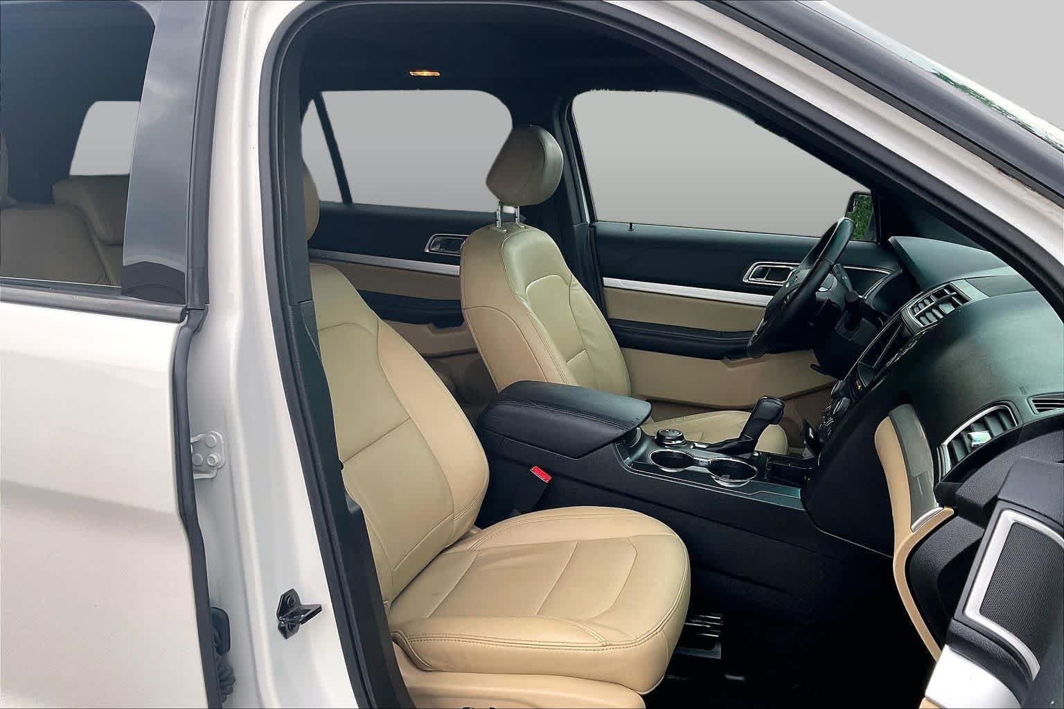 Used 2016 White Platinum Metallic Tri-Coat Ford XLT image 8