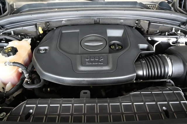 Used 2021  Jeep Overland image 35