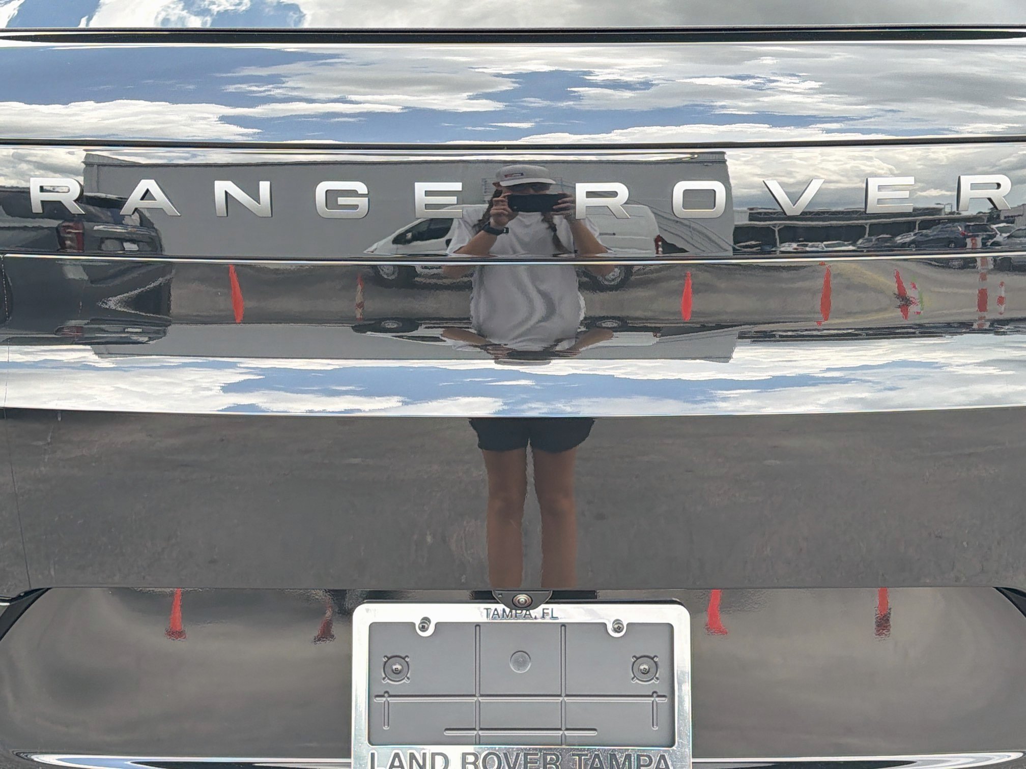 New 2026 Santorini Black LAND ROVER Dynamic SE image 11