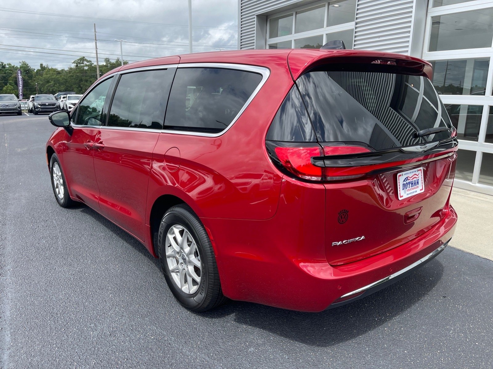 Used 2025 Red Hot Pearl Coat Chrysler Select image 12