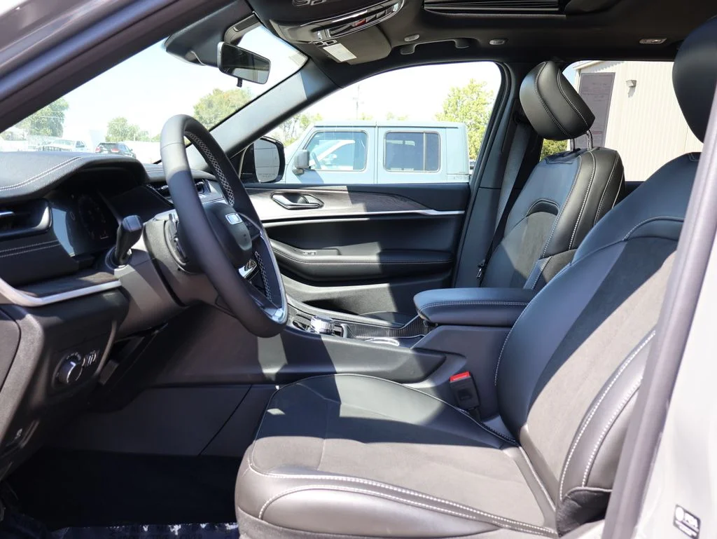 New 2027 Sting-Gray Clearcoat Jeep Laredo Altitude image 22