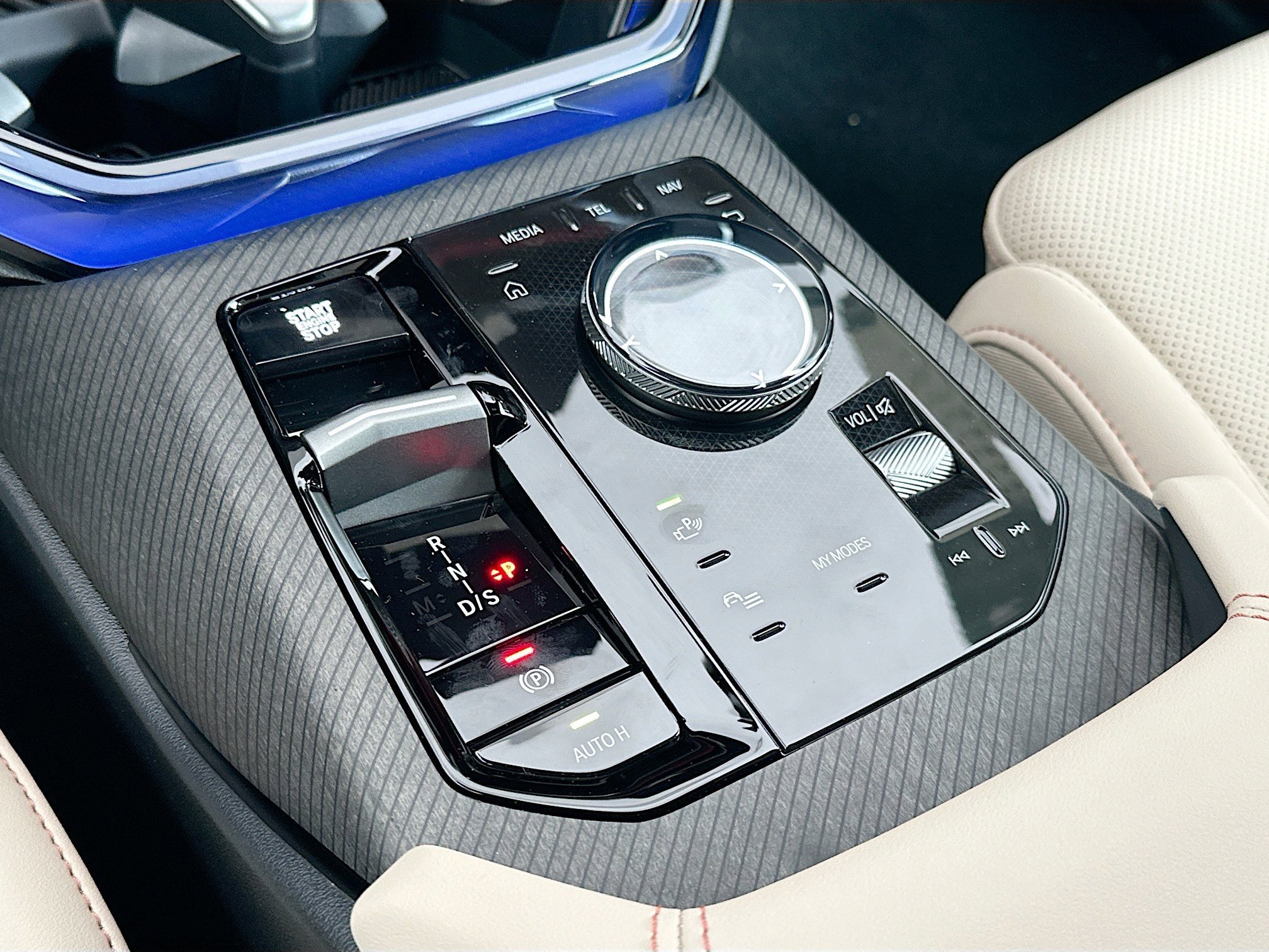 New 2026 Tanzanite Blue II Metallic BMW 30 xDrive image 12