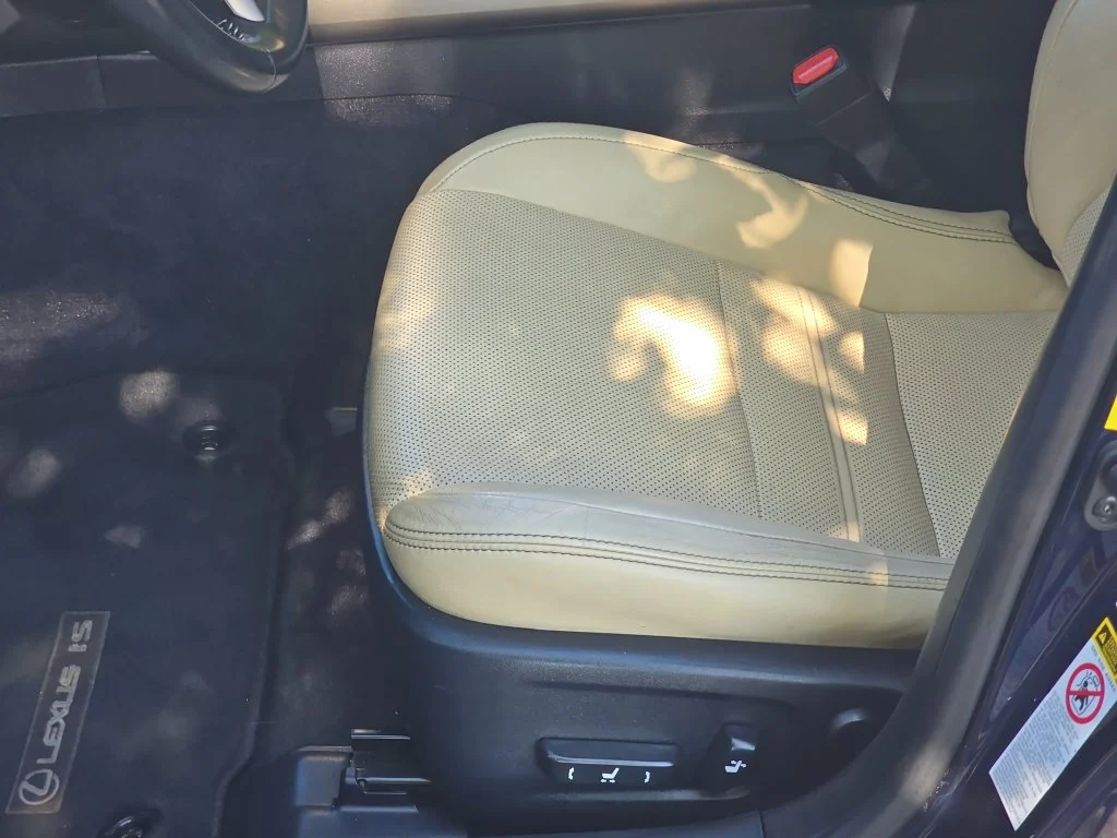 Used 2014  Lexus 250 image 31