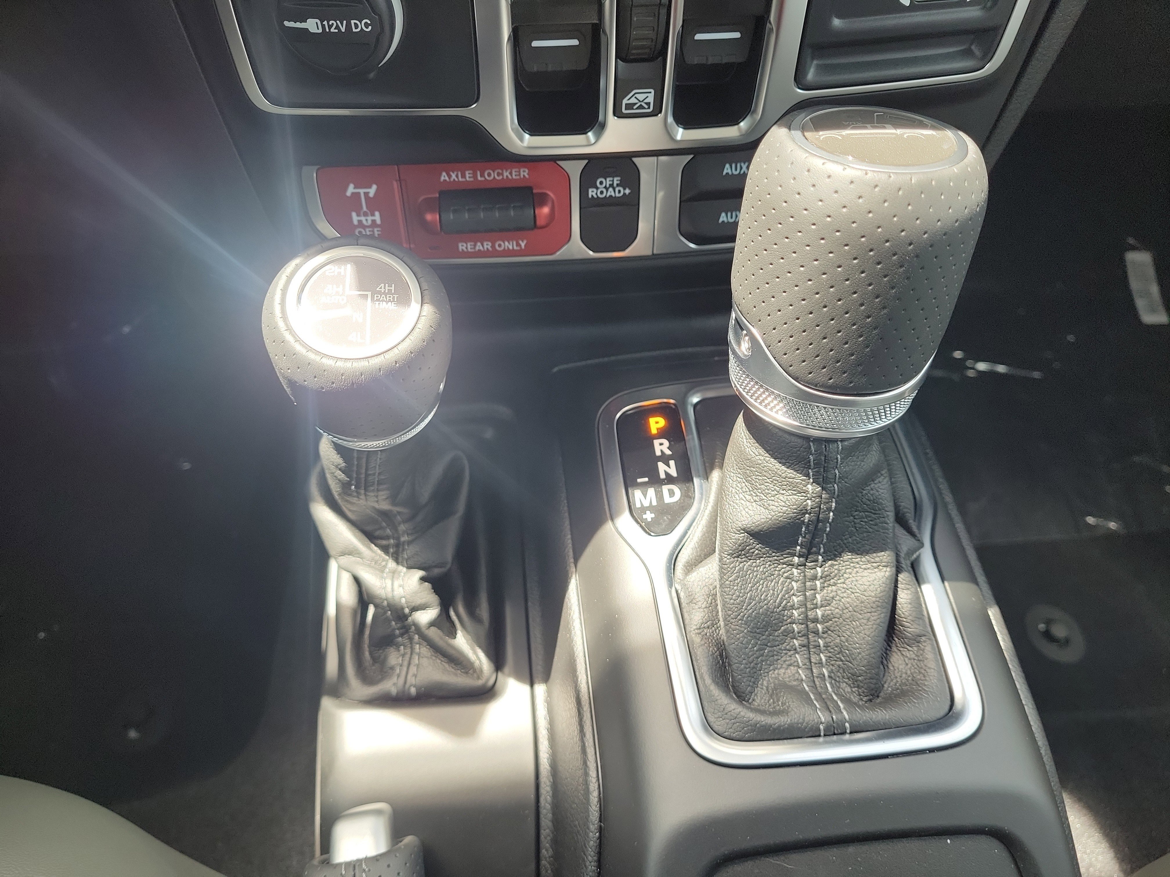 New 2026 Bright White Clear-Coat Exterior Paint Jeep Mojave X image 19
