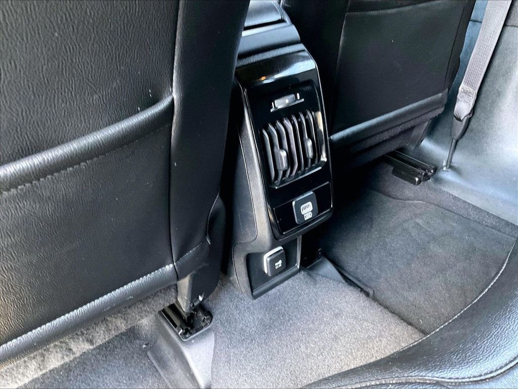 Used 2024 White Jeep Latitude image 27