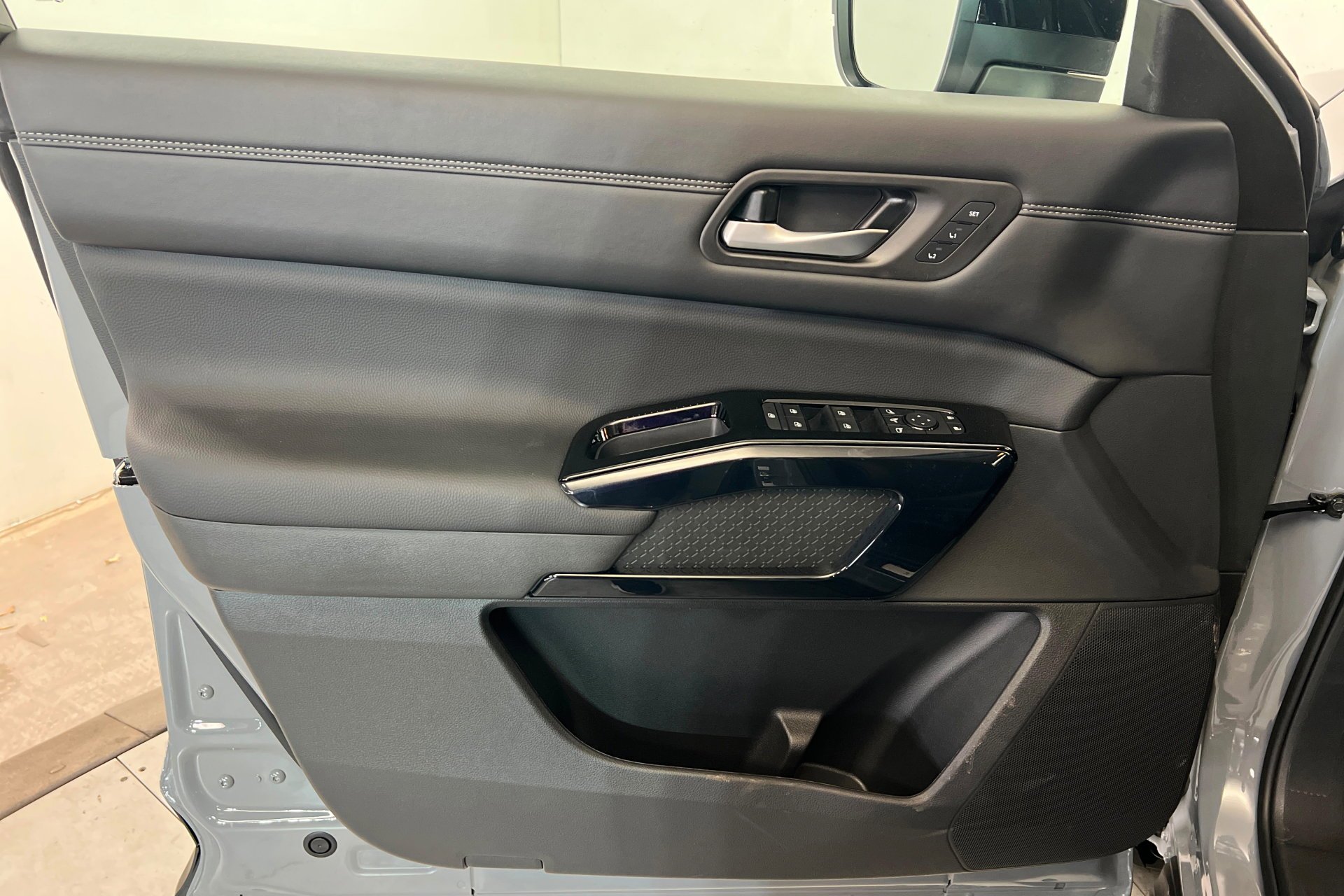 New 2026 Boulder Gray Pearl / Super Black Two-tone Nissan Platinum image 15