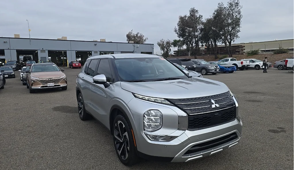 Used 2022 Silver Mitsubishi SE image 1