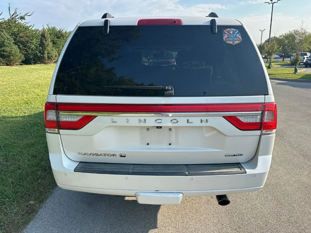 Used 2015 White Lincoln Base image 12