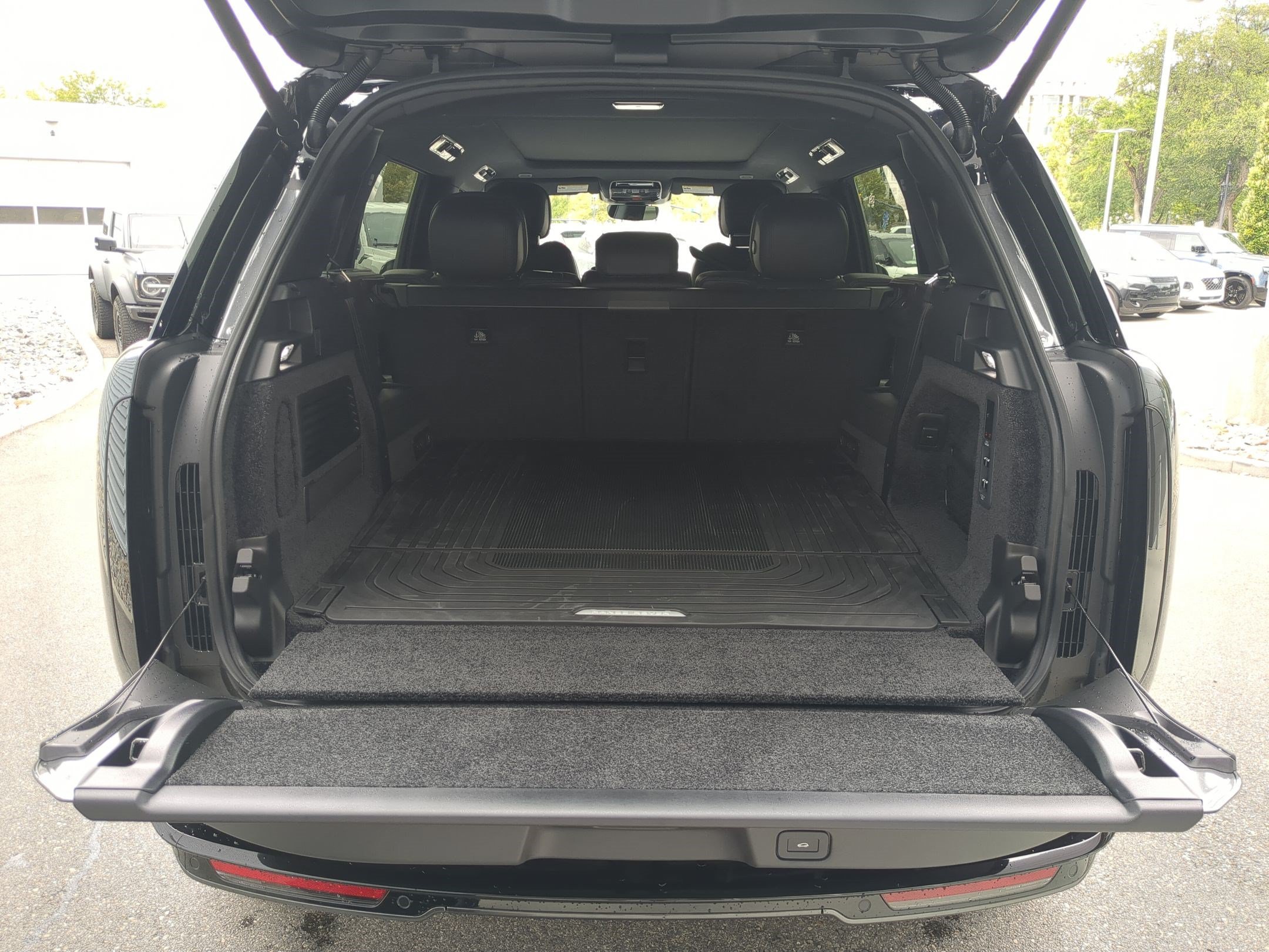 New 2026 Carpathian Grey Land Rover P400 SE LWB 7 Seat image 30