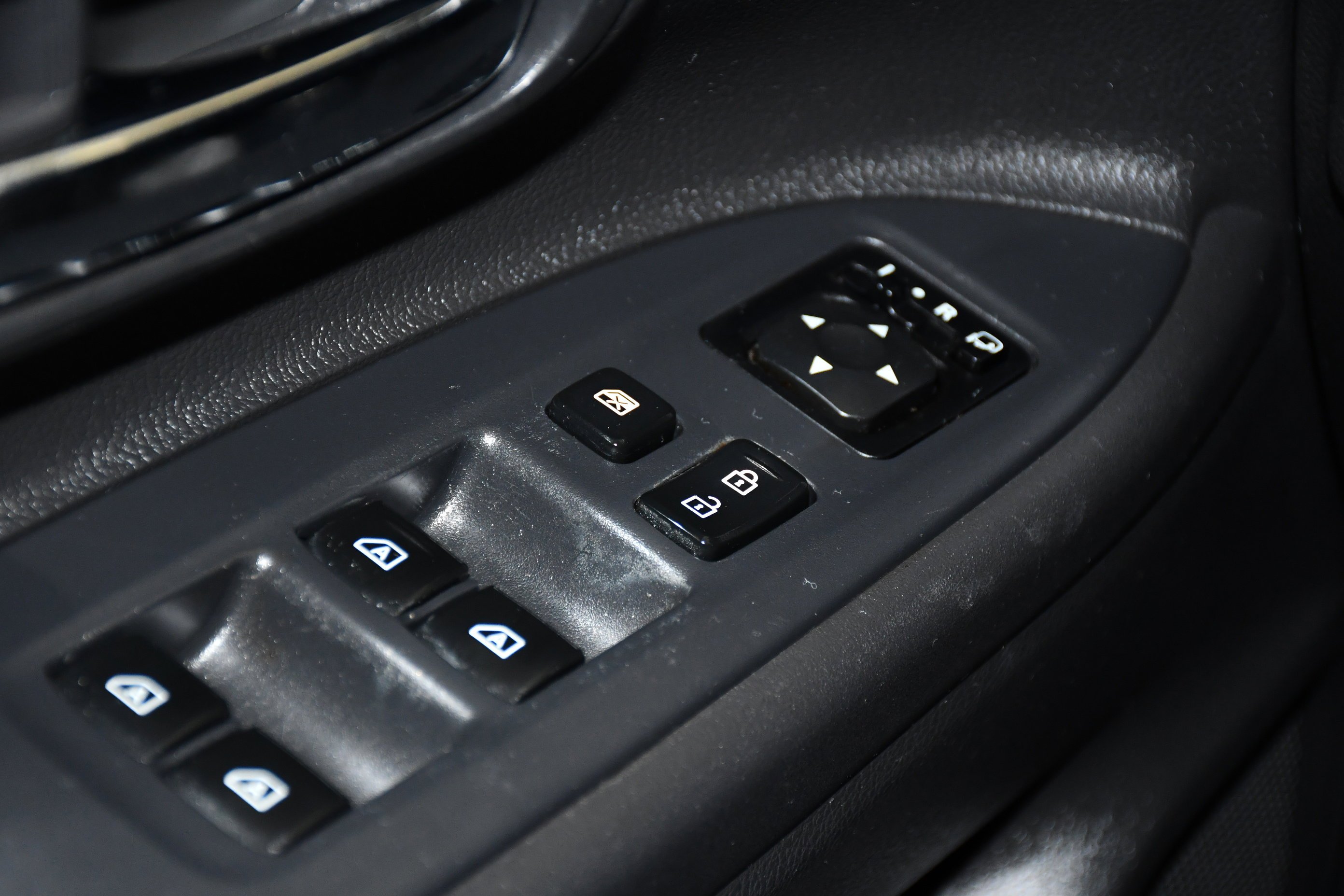 Used 2020 Labrador Black Metallic Mitsubishi SEL image 33