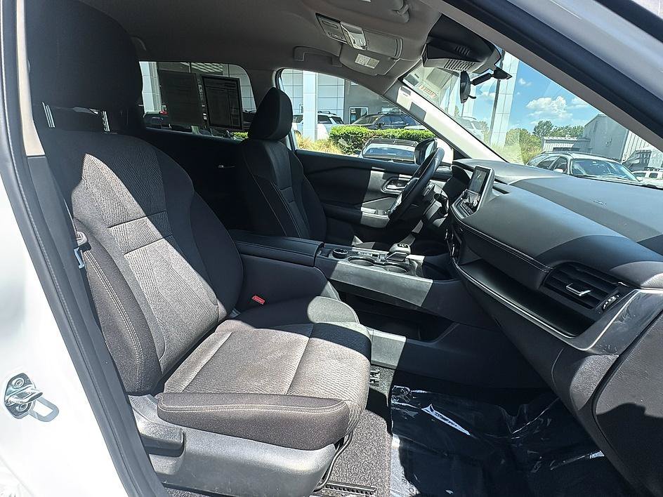 Used 2025 Everest White Pearl Nissan SV image 31