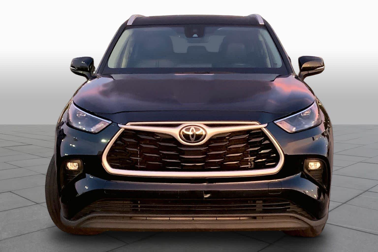 Used 2022 Midnight Black Metallic Toyota XLE image 4