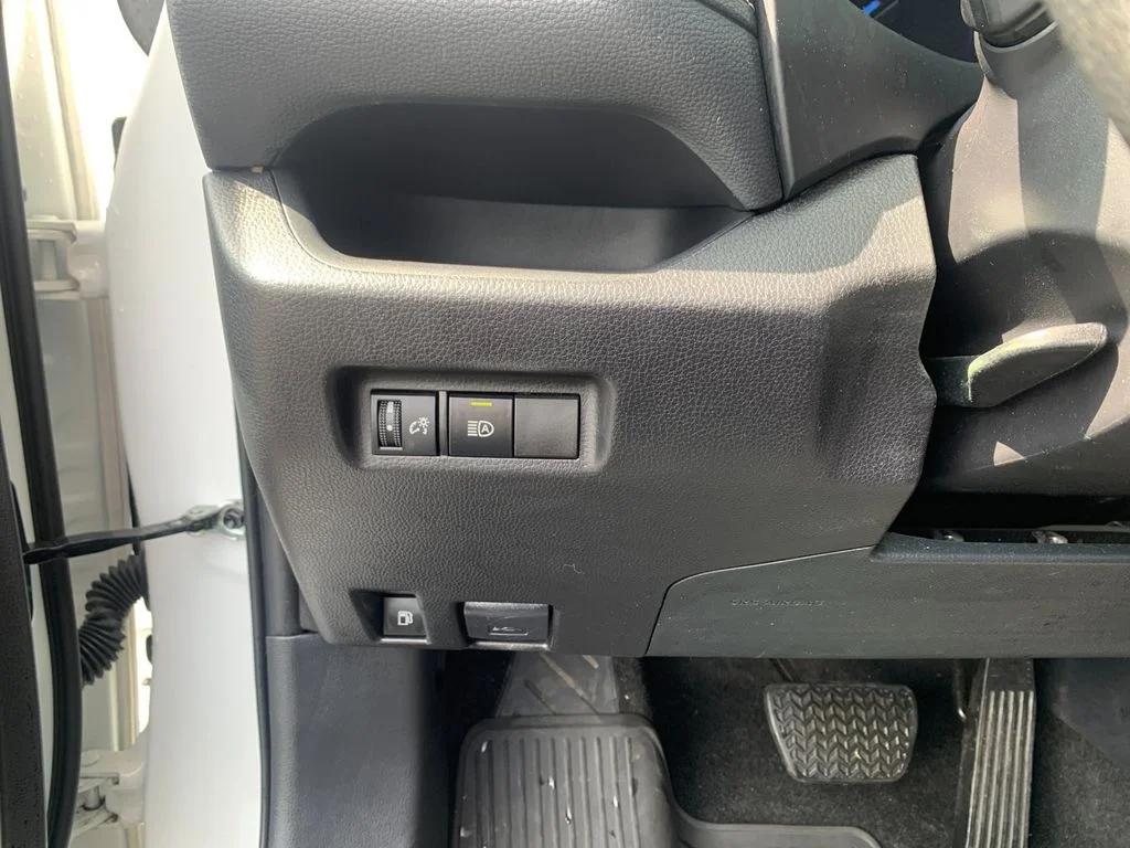 Used 2025 White Toyota XLE image 31