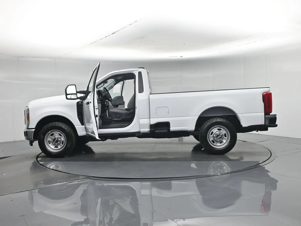 New 2027 Oxford White Ford XL image 5