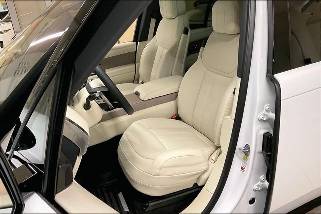 Used 2023 White Land Rover SE image 13