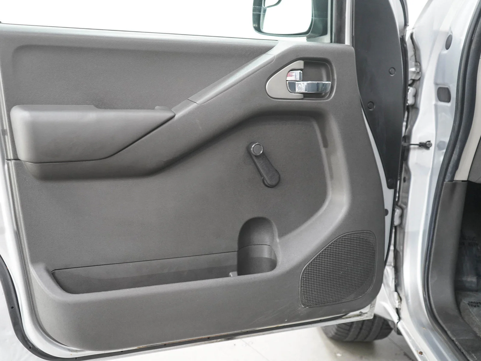 Used 2009 Silver Lightning Metallic Nissan SE image 13
