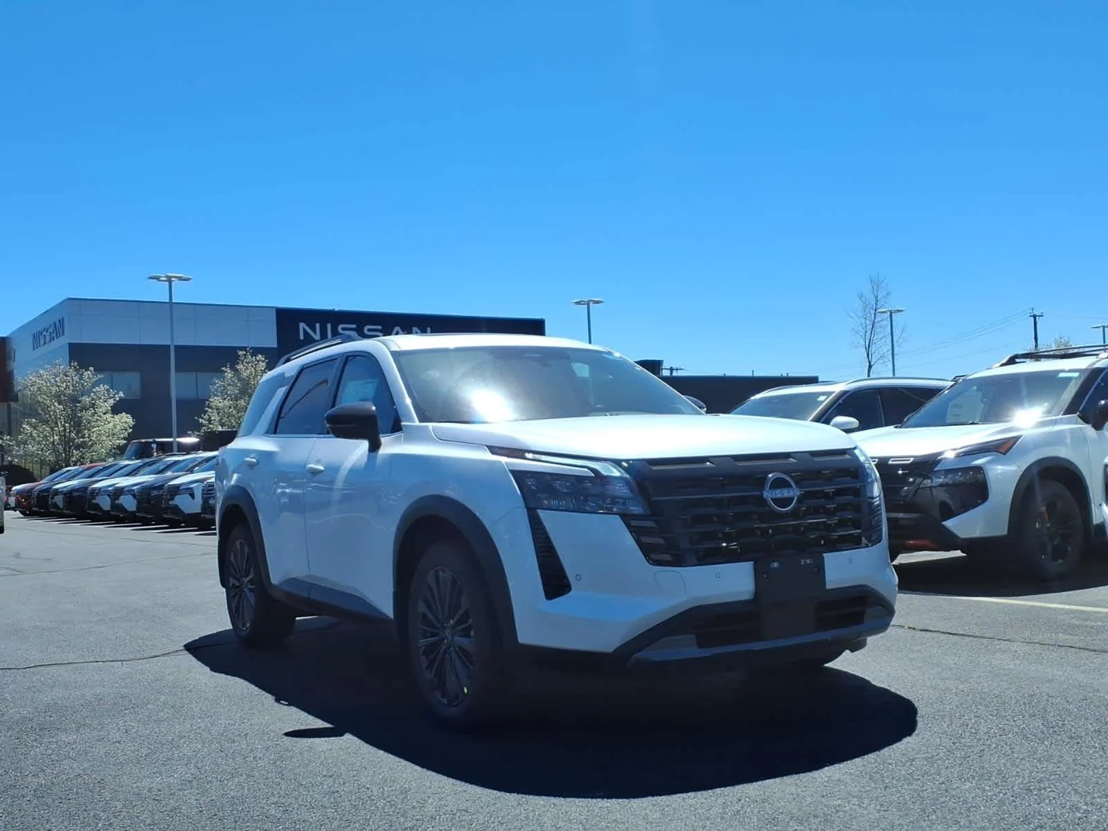 New 2026 Everest White Pearl Tricoat Nissan SL image 2