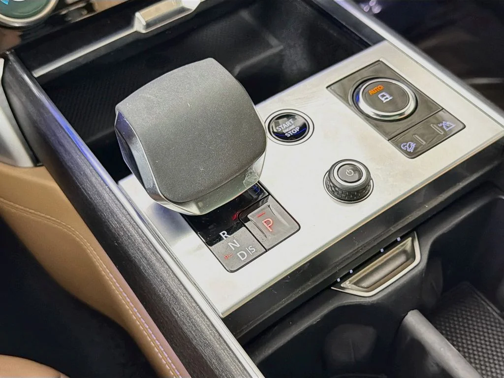Used 2023 White Land Rover SE image 17