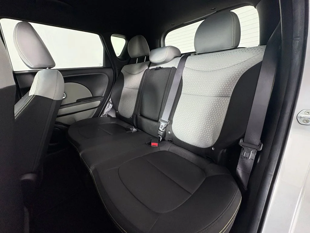 Used 2015 Silver Kia Plus image 19