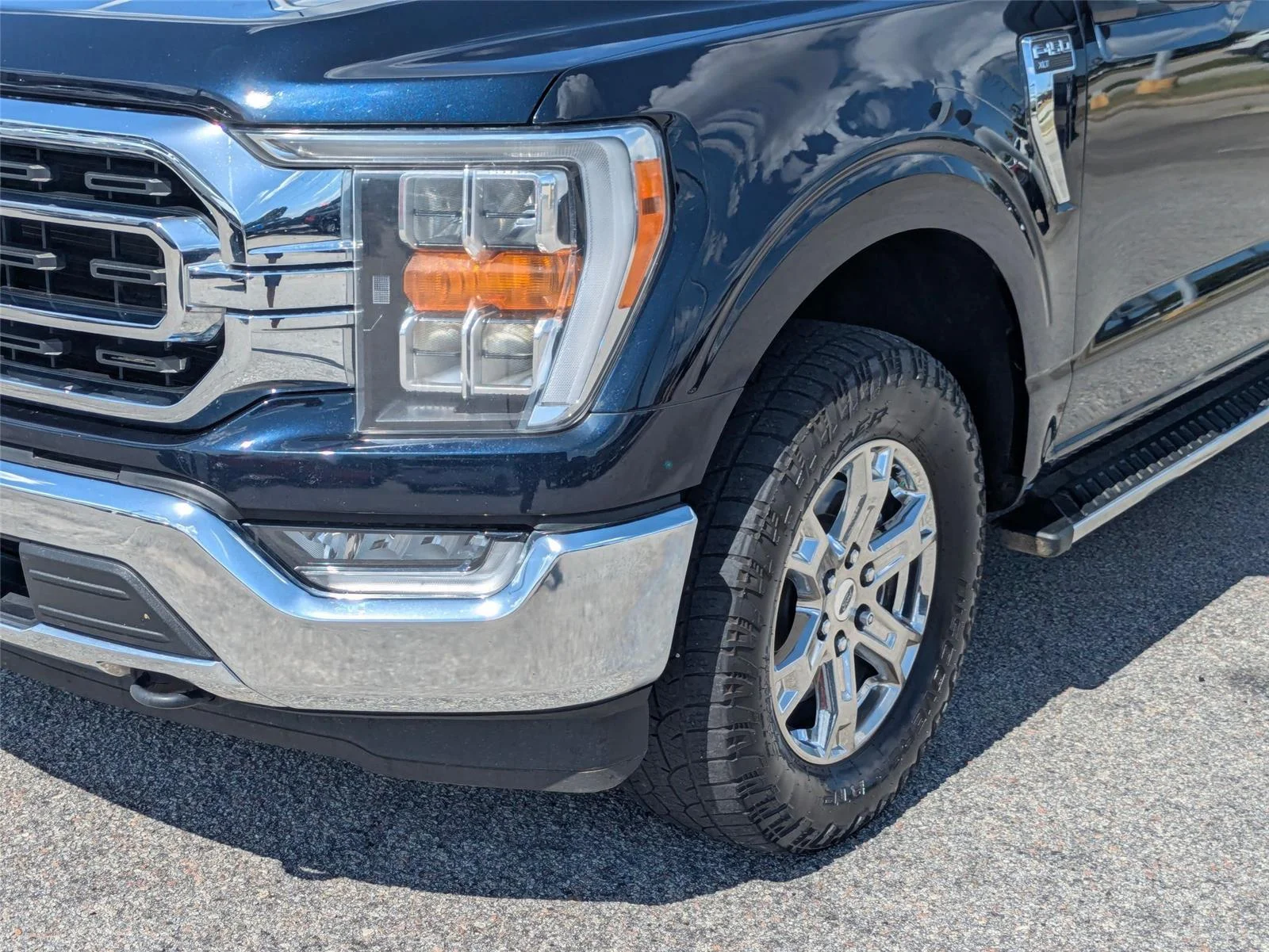 Used 2023 Antimatter Blue Metallic Ford XLT image 9