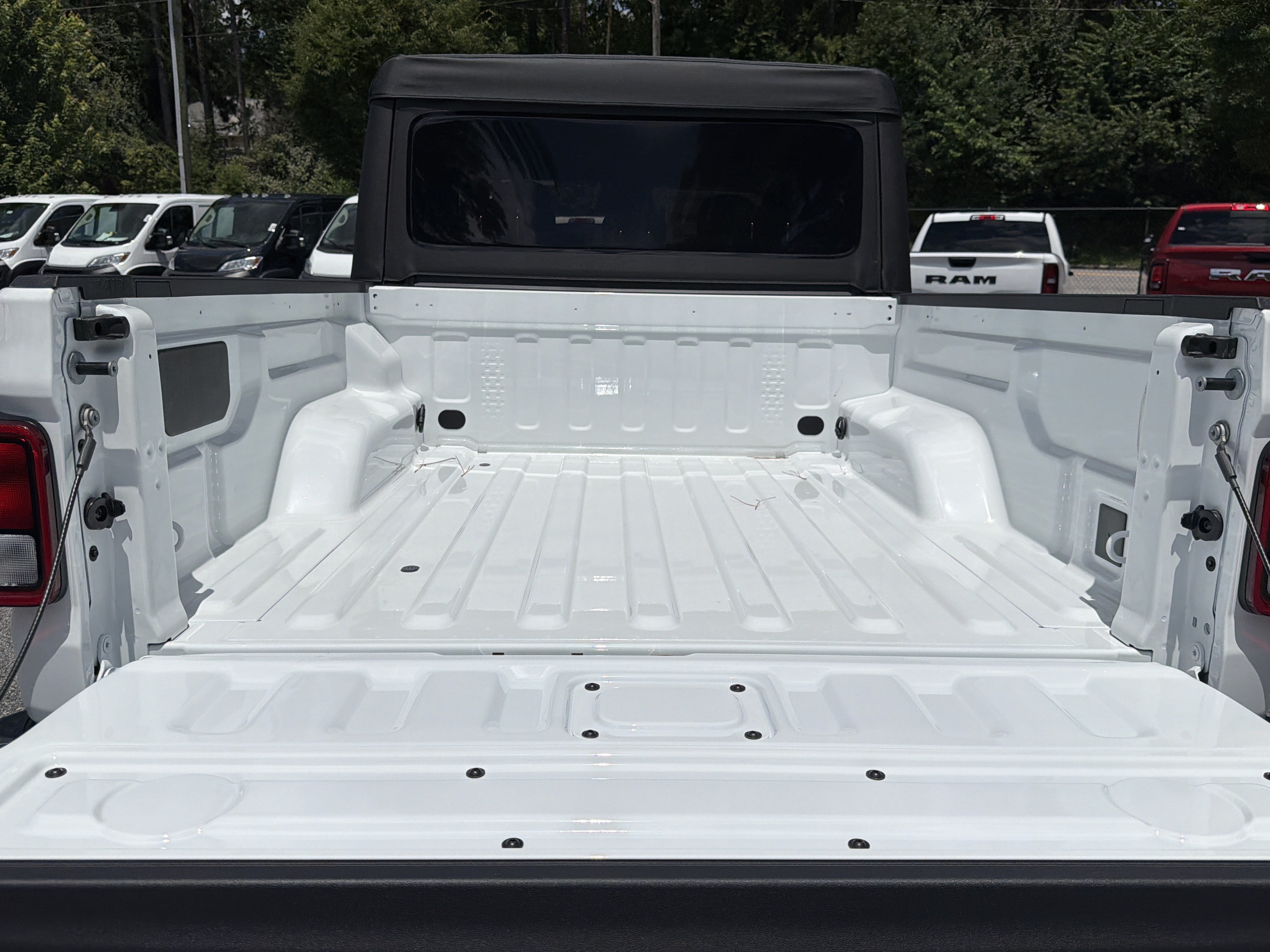 New 2026 Bright White Clear-Coat Exterior Paint Jeep Sport S image 22