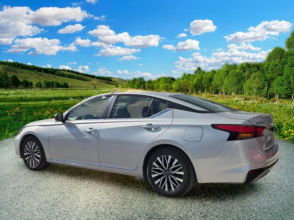 Used 2024 Silver Nissan 2.5 SV image 4