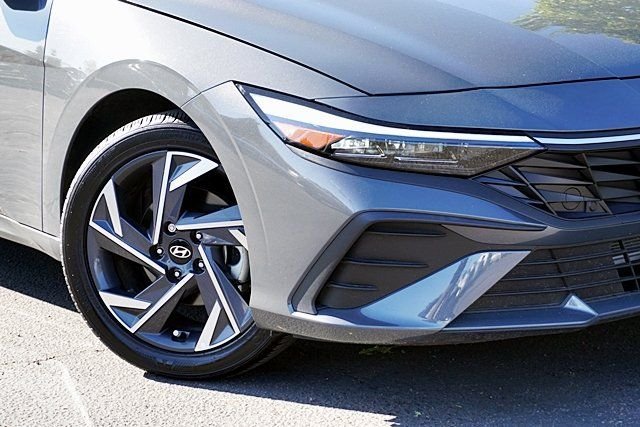 Used 2025 Gray Hyundai SEL Sport image 3