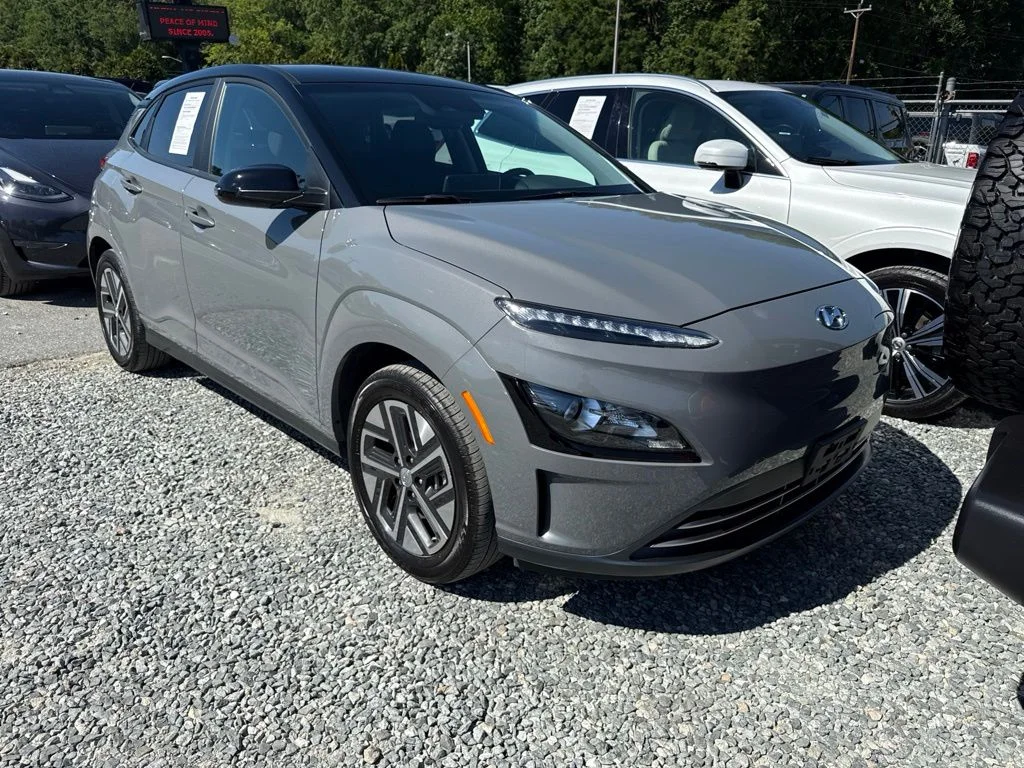 Used 2023 Gray Hyundai SE image 2