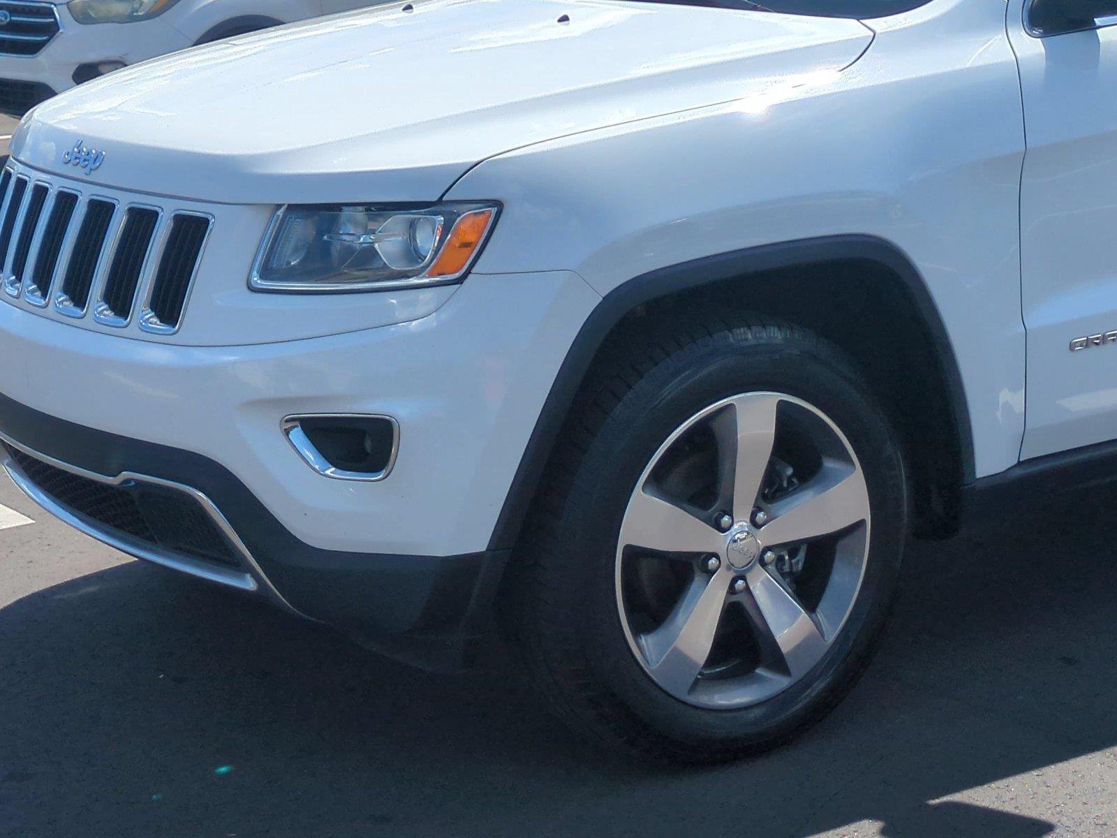 Used 2015 Bright White Clearcoat Jeep Limited image 9