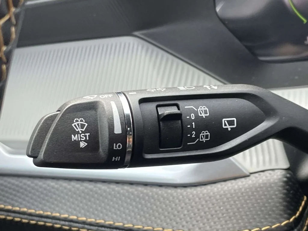 New 2026 Diamond Black Crystal Pearlcoat Jeep Laredo image 32