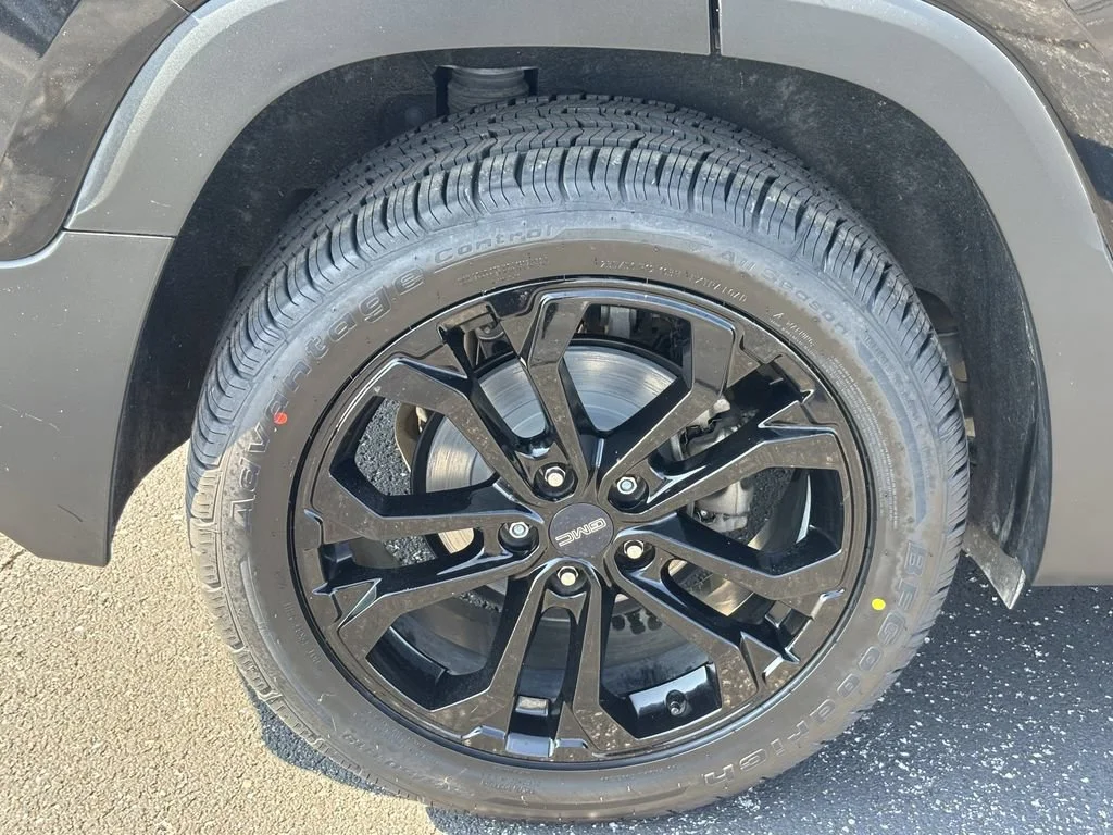 Used 2019 EBONY TWILIGHT METALLIC GMC SLE image 9
