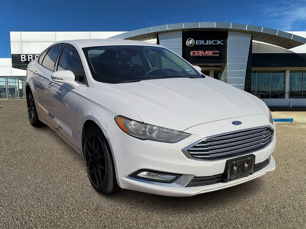 Used 2017  Ford SE image 1