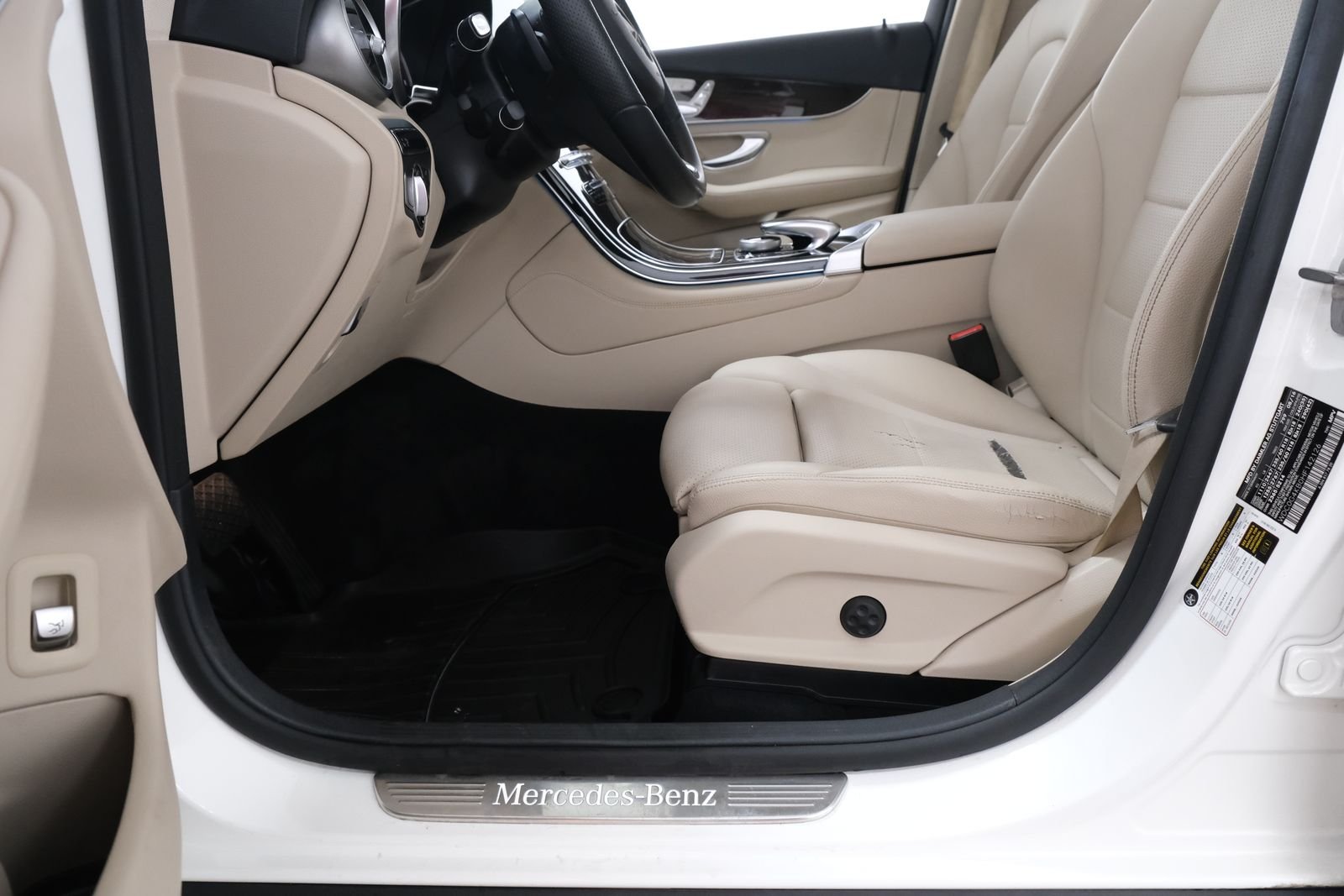Used 2017 designo Diamond White Metallic Mercedes-Benz GLC 300 image 31