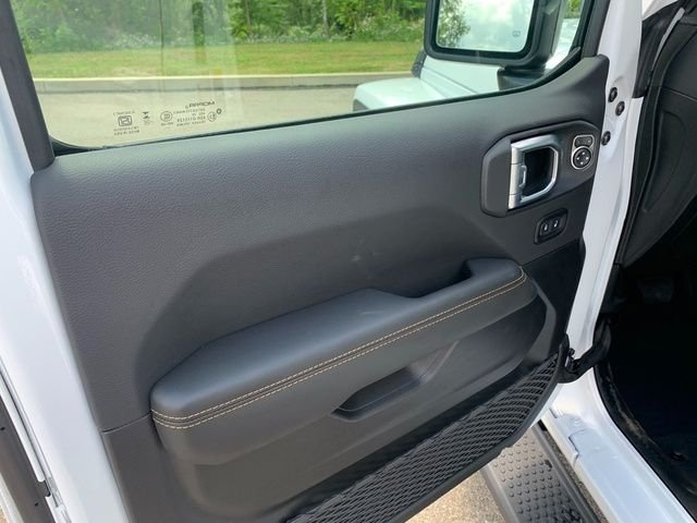 New 2026 Bright White Clear-Coat Exterior Paint Jeep Sahara image 16